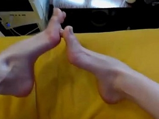 beauty sucking her own toes ever after 480p (new)