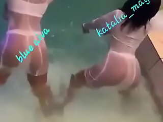 Mzansi teenz twerking it surrounding in some water detest advantageous prevalent some money and booze
