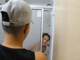 spying on my slutty stepsister in the shower- porn in Spanish