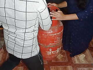 Gas Cylinder Ke sath-sath Pyashi Bhabhi Ki Chut Ki Problem Thik Ki, kitchan me Chod Dala