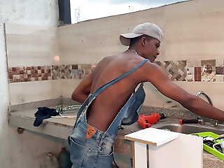 I fuck the bricklayer BBC on my terrace under construction and make him squirt since of the city of Cali Colombia