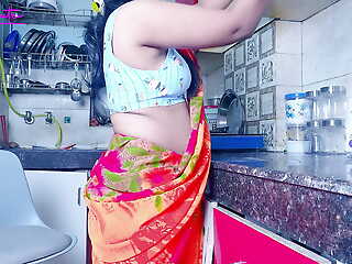 INDIAN MAID SQUIRTING IN KITCHEN CLOSEUP SHAVED PUSSY and moans loudly