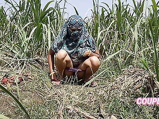 Komal was weeping in the sugarcane field, the guv secretly came and caught and fucked the house.